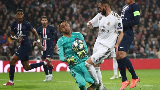 Keylor Navas bloquea un disparo de Karim Benzema