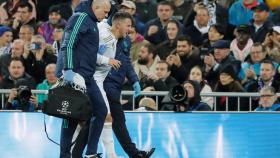 Hazard abandona el terreno de juego ayudado por los médicos del Real Madrid