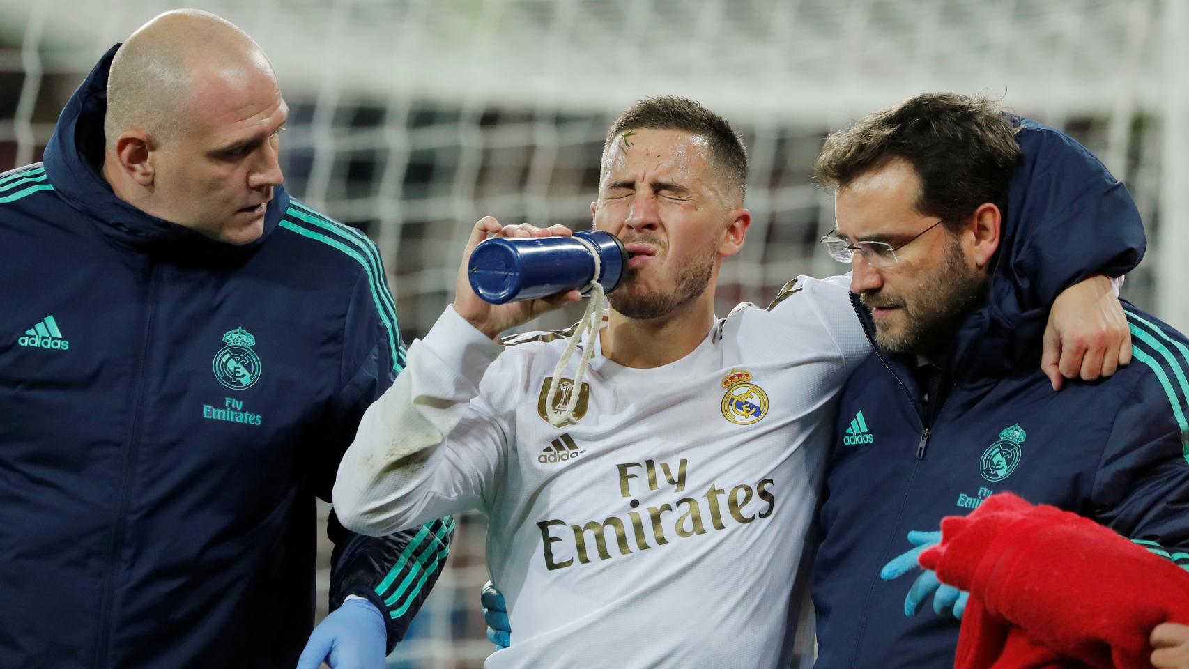 Hazard abandona el terreno de juego ayudado por los médicos del Real Madrid