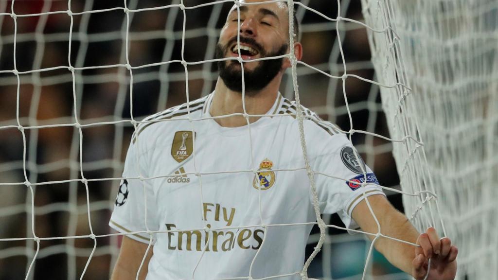 Benzema dentro de la portería del PSG