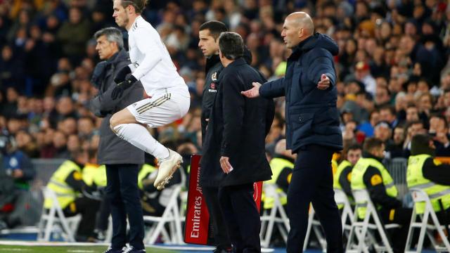 Gareth Bale calienta antes de entrar bajo la presencia de Zinedine Zidane