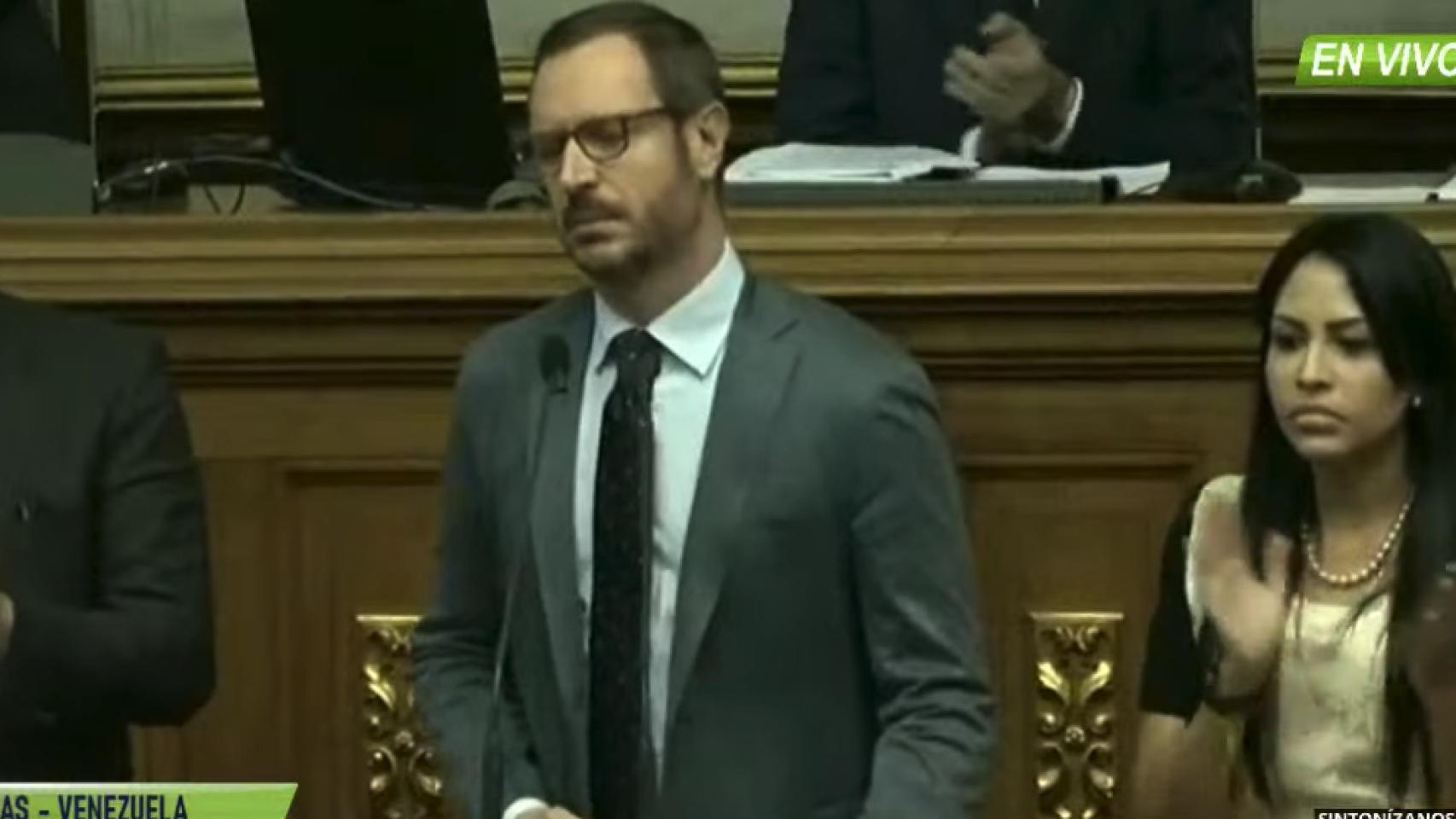 Javier Maroto en la tribuna del Parlamento venezolano.