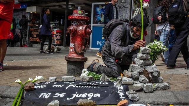 Manifestantes se reúnen este domingo en el lugar donde Dylan Cruz fue herido de gravedad en la cabeza.