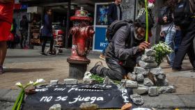 Manifestantes se reúnen este domingo en el lugar donde Dylan Cruz fue herido de gravedad en la cabeza.