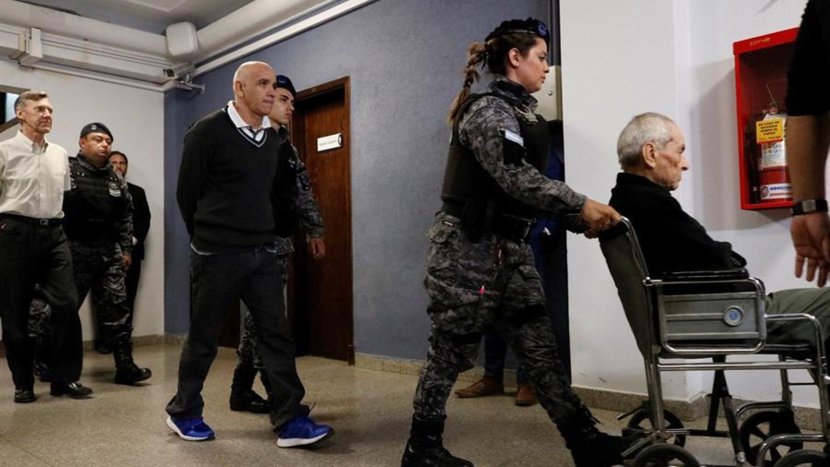 Los condenados salen de una audiencia en el Tribunal Penal Colegiado Nº2 de Mendoza.