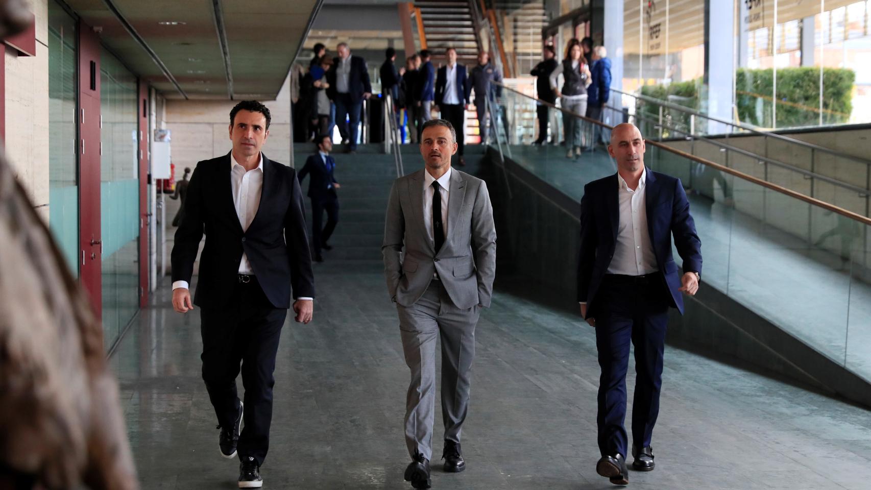 Luis Enrique, acompañado por Luis Rubiales y José Francisco Molina