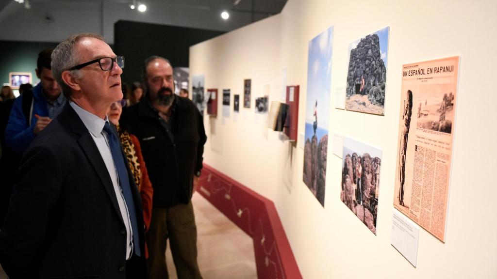 El ministro Girao y el hijo de Miguel de la Quadra, Rodrigo, durante la inauguración de la muestra.