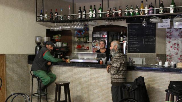 Dos clientes y la encargada del bar Zurbarán.