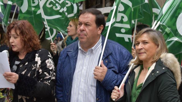 Julio Retamosa, en el centro de la imagen durante una concentración de CSIF