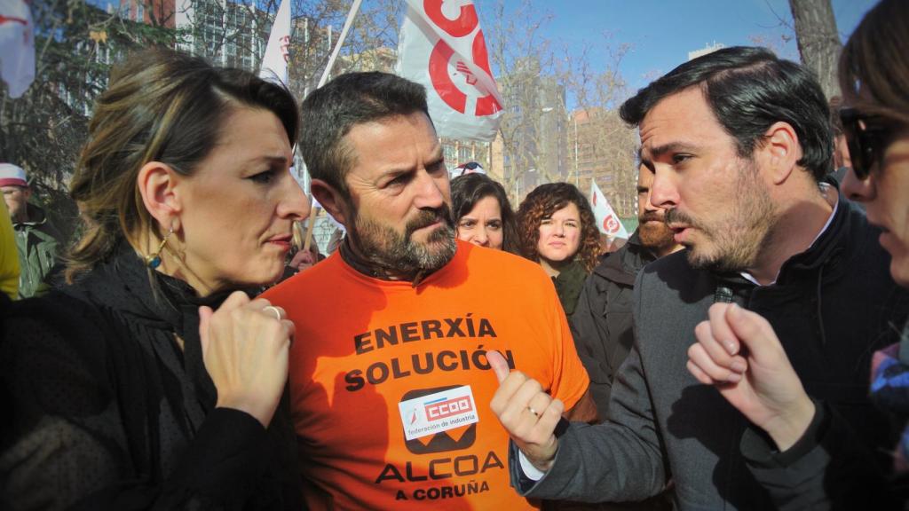 Yolanda Díaz y Alberto Garzón, con un líder sindical en una manifestación  contra el cierre de Alcoa, en Madrid.