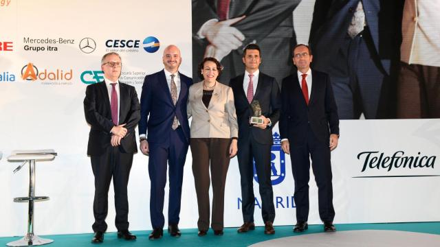 Francisco López, CEO de Lopesan, junto a a la ministra de Trabajo, Magdalena Valerio y el presidente de CEAJE, Fermín Albadalejo.