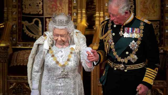 Isabel II y el príncipe Carlos en el último discurso de la Reina en el Parlamento