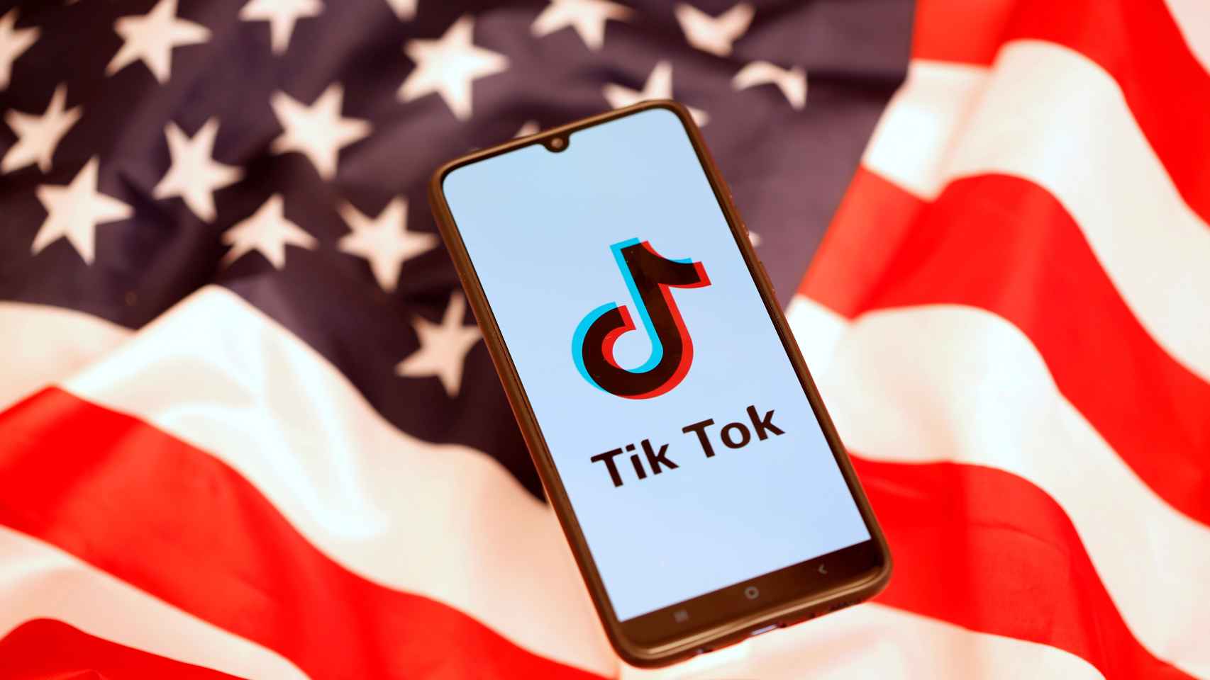 Logo de TikTok en la bandera estadounidense.