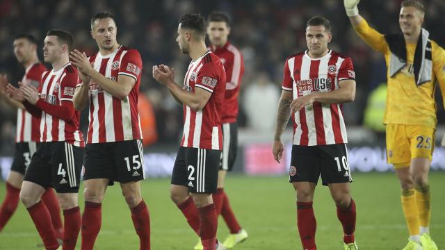 Los jugadores del Sheffield agradecen el apoyo de su afición en Bramall Lane