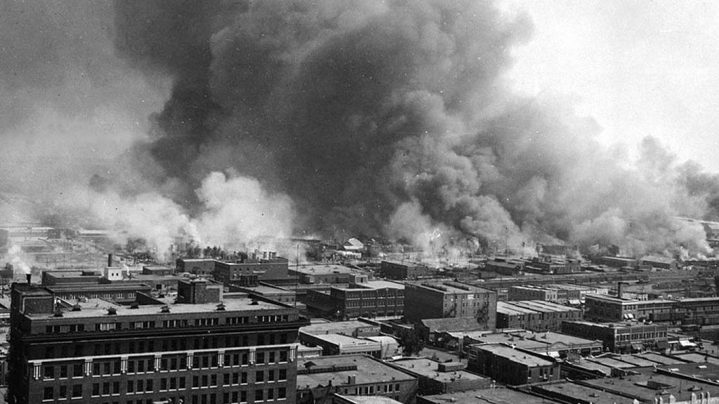 El Black Wall Street en llamas en 1921.