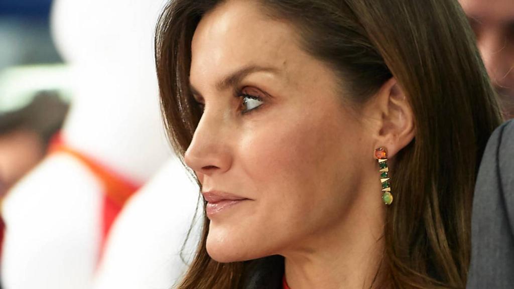 La reina Letizia con pendientes de Lisi Fracchia.