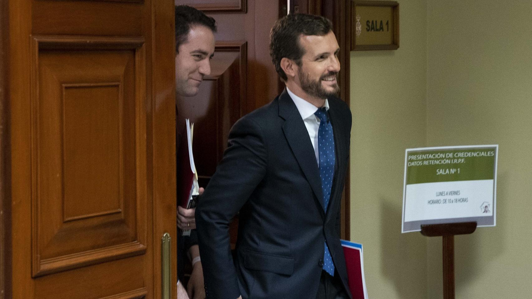 Pablo Casado sale de firmar su acta como diputado en la XIII legislatura.