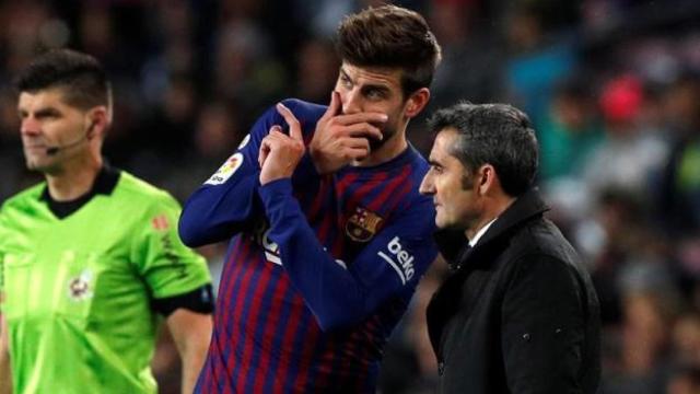 Piqué y Ernesto Valverde, con el Barcelona