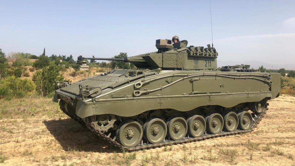 Pruebas del casco Iron Vision en un vehículo Pizarro del Ejército de Tierra.