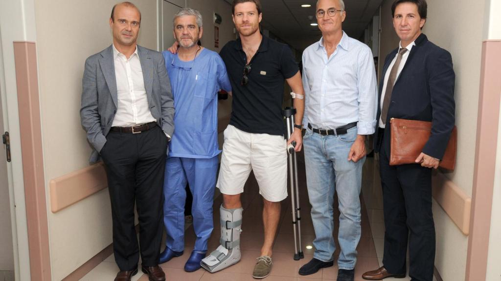 Los doctores Díez y Olmos, del Real Madrid, en los extremos, junto a Ripoll y De Prado, al que Xabi Alonso pasa la mano por el hombro.