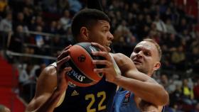 Tavares pelea un balón durante el duelo de Euroliga entre Real Madrid y Zenit