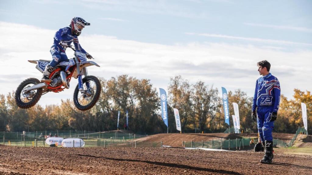 Álex Márquez observa la progresión de un niño, en el Allianz Junior Motor Camp.