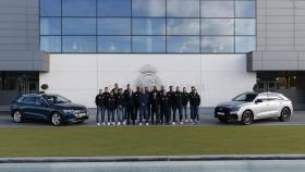 La plantilla del Real Madrid de baloncesto posan junto a los Audis