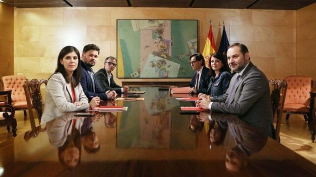 Marta Vilalta, Gabriel Rufián y Josep Maria Jové (ERC), ante Salvador Illa, Adriana Lastra y José Luis Ábalos (PSOE), en el Congreso.