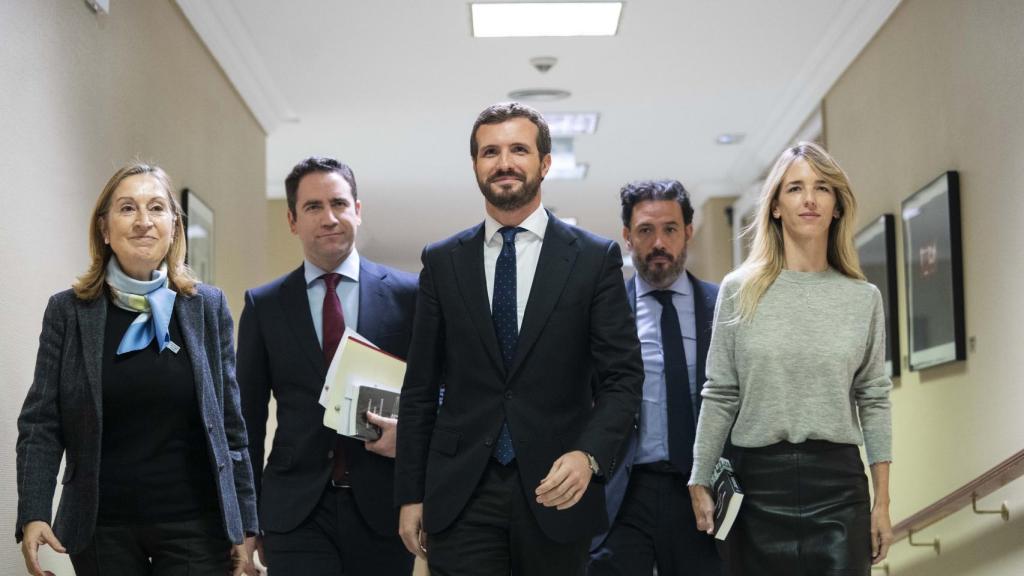 Pablo Casado, acompañado por la cúpula de su grupo parlamentario en el Congreso de los Diputados.