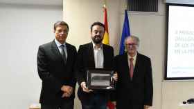 César Marcos, de INNOVADORES, recogiendo el premio entregado por APTE