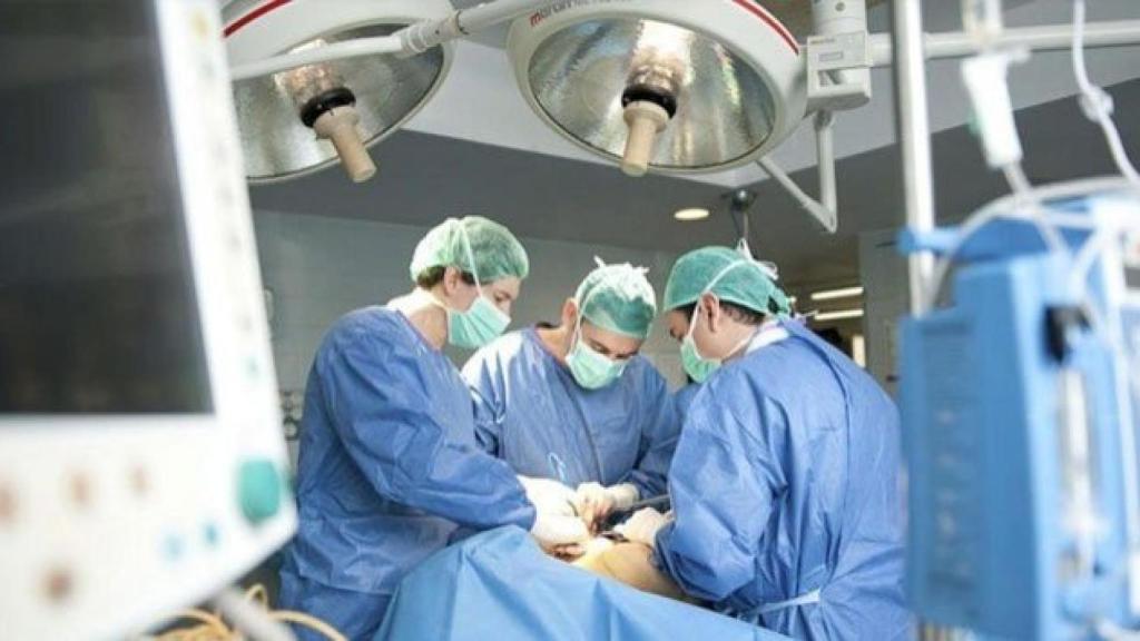 Unos médicos trabajando en un quirófano.