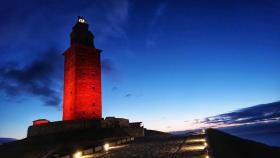 La Torre de Hércules se ilumina hoy de rojo por el Día Mundial contra el Sida