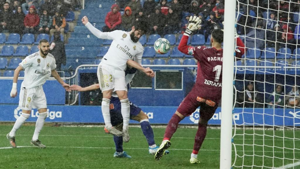 Isco remata de cabeza ante Pacheco