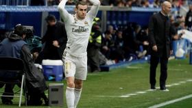 Gareth Bale ejecuta rápido un saque de banda para iniciar un ataque del Real Madrid