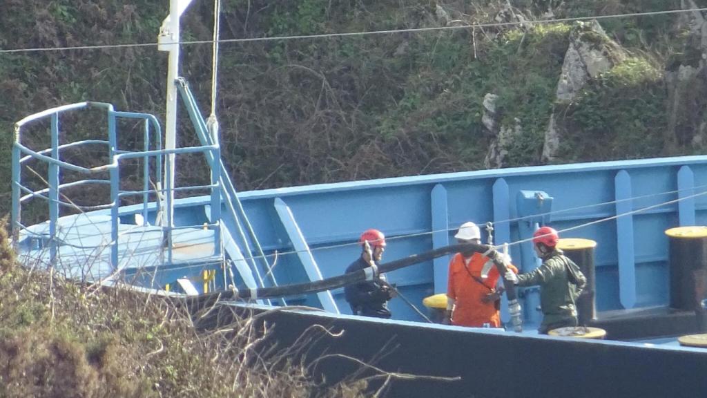 Los técnicos trabajan en la extracción del combustible del 'Blue Star'.