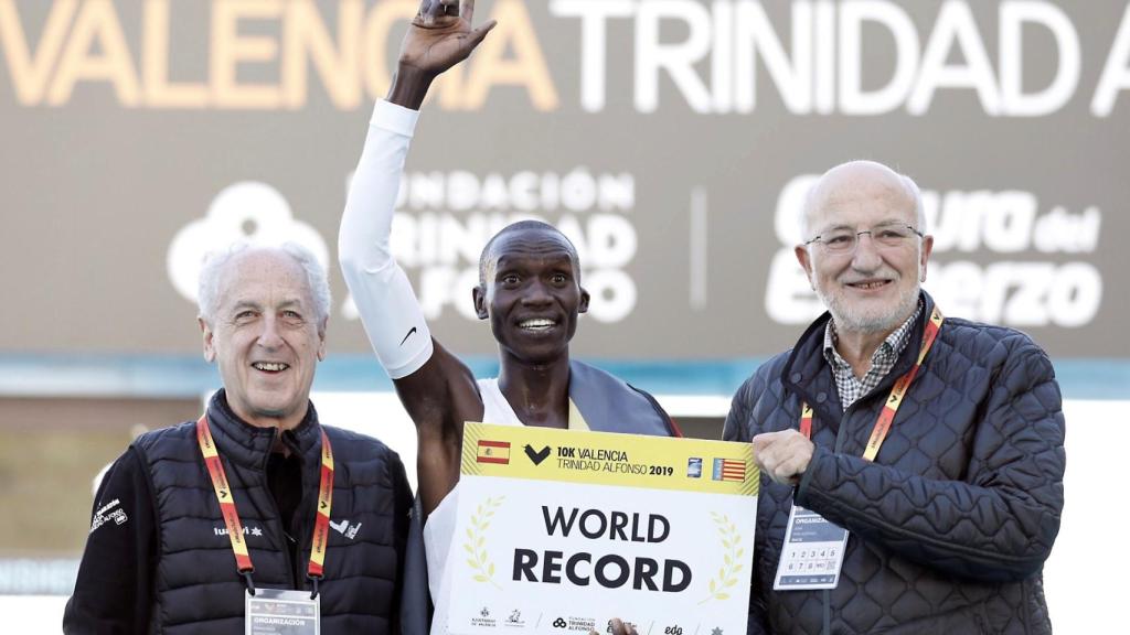 El atleta ugandés Joshua Chipatgei junto al director de carrera, Paco Borao, y el empresario Juan Roig