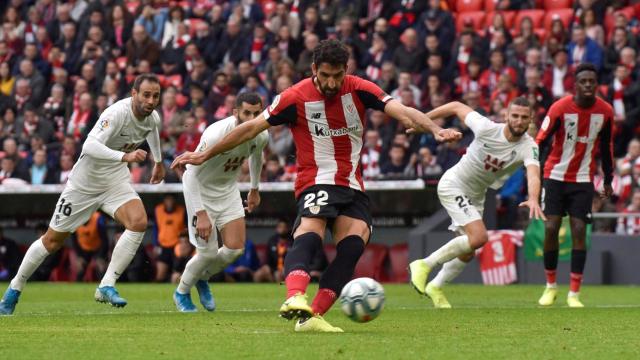 Raúl García chuta el penalti