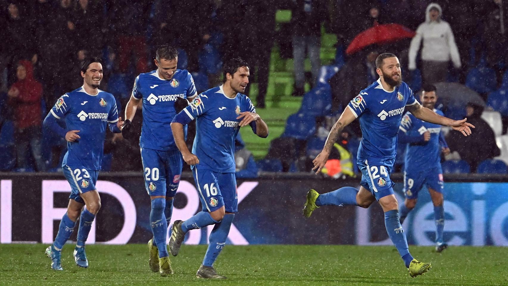 Los jugadores del Getafe celebran uno de los goles del partido