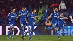 Los jugadores del Getafe celebran uno de los goles del partido