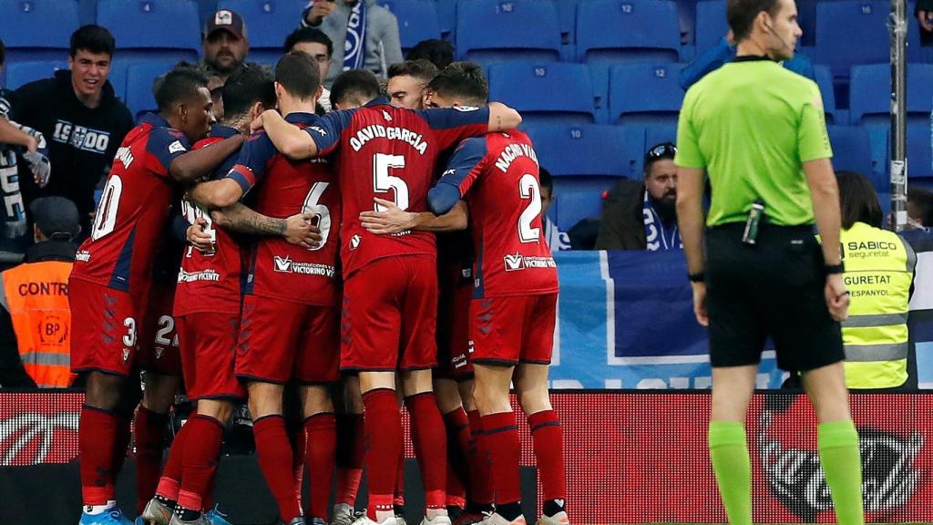 Los jugadores de Osasuna celebran uno de los goles del partido