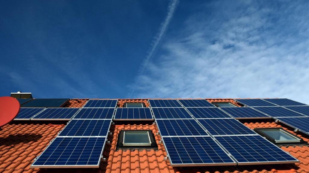 Panel solar sobre tejado.