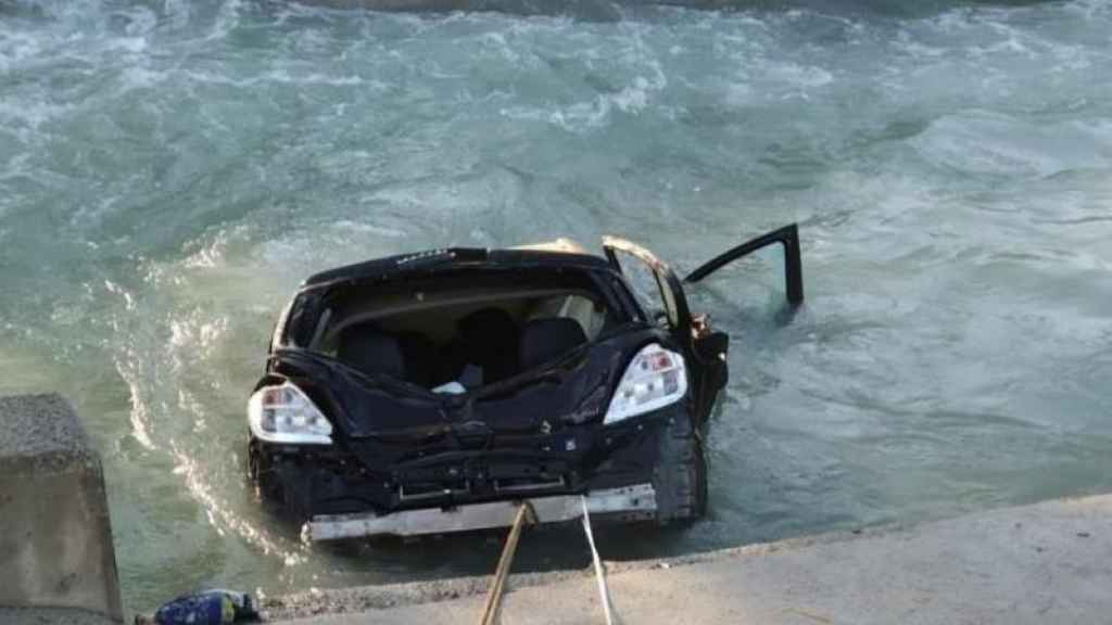 El coche de Rubén, hundido en la acequia.