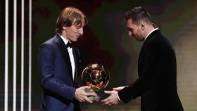 Modric entrega el Balón de Oro a Messi