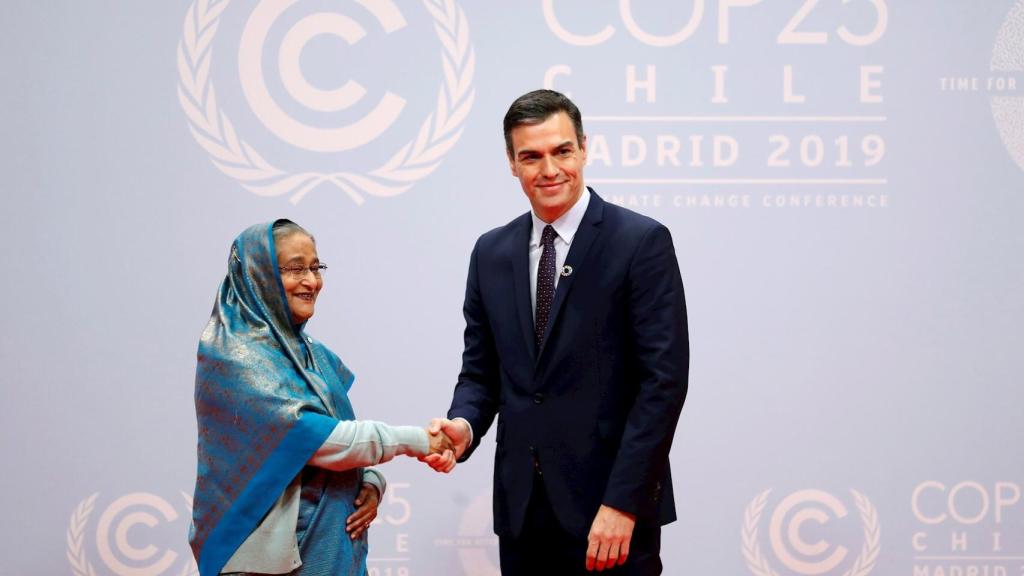 Pedro Sánchez da la bienvenida a la primera ministra de Bangladesh, Sheikh Hasina.