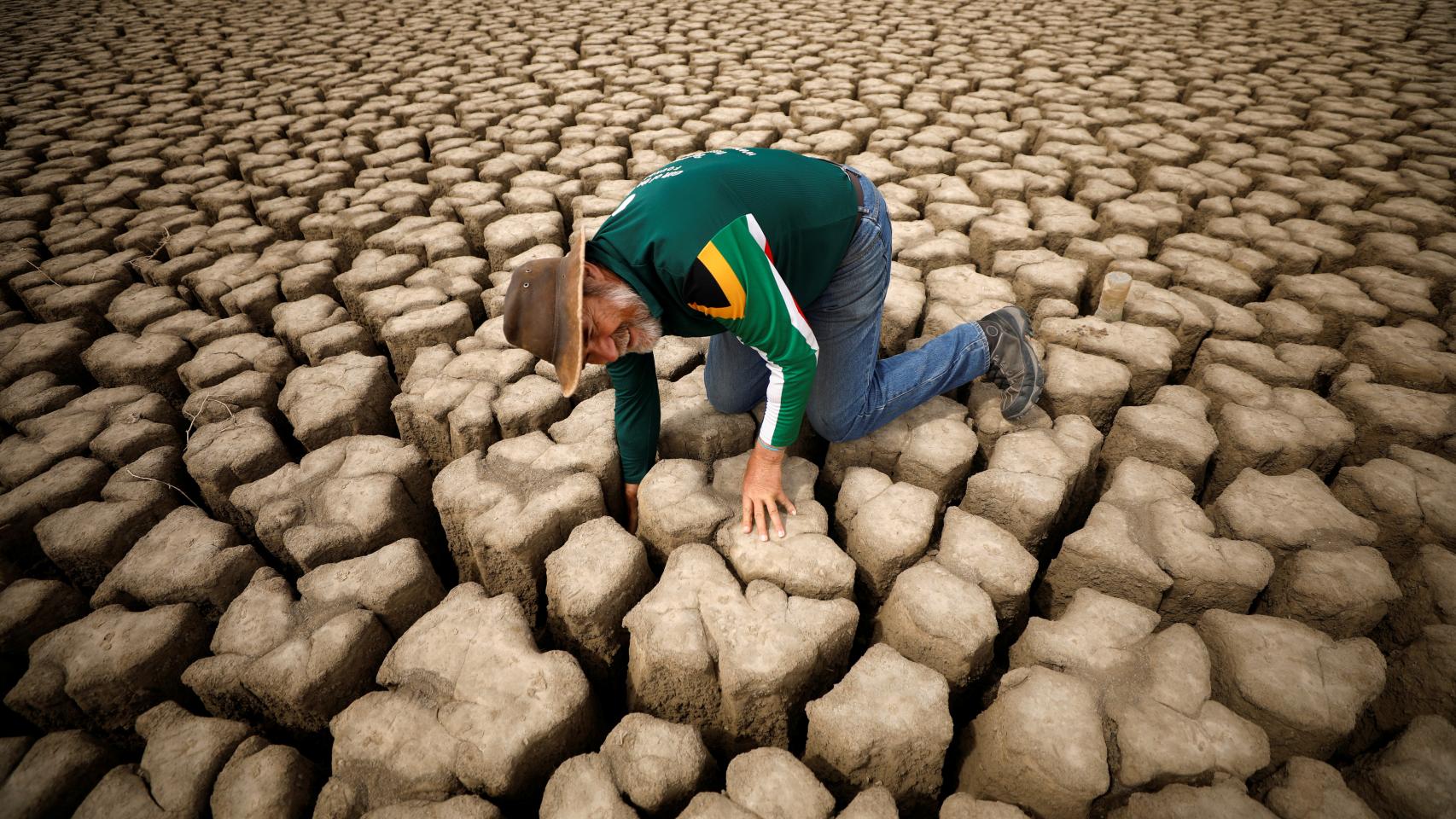 El hidrólogo Gideon Groenewald en la presa municipal seca de Graaff-Reinet, Sudáfrica, 14 de noviembre de 2019.