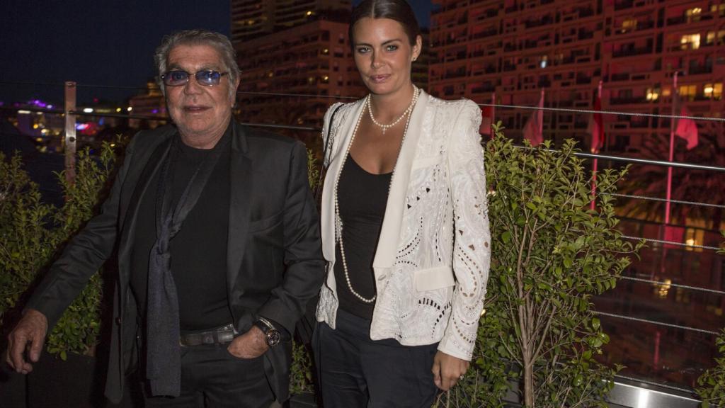 Roberto Cavalli junto a su pareja, Sandra Nilsson.