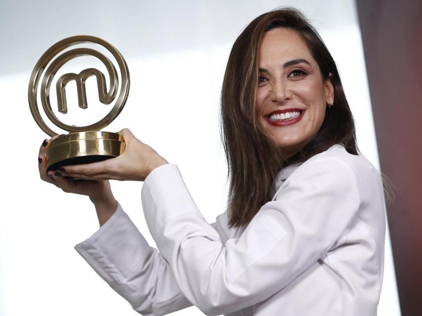 Tamara Falcó sosteniendo el trofeo de 'Masterchef Celebrity'.