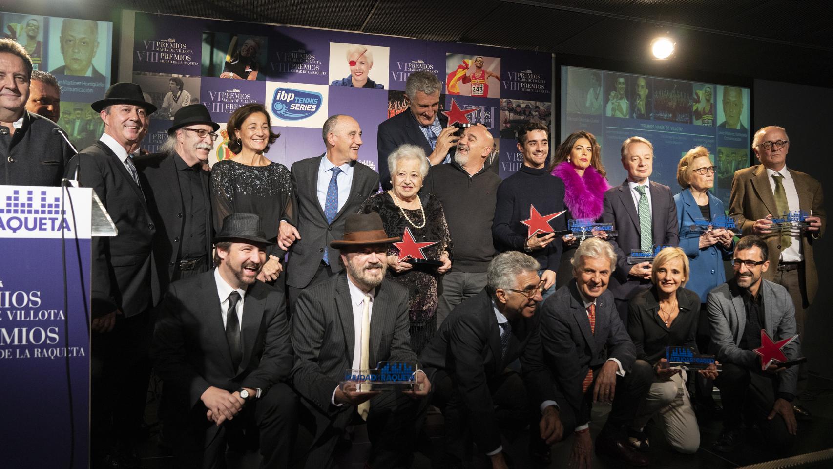 Los galardonados posan en la foto de familia de los Premios Ciudad de la Raqueta y María de Villota