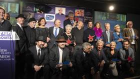 Los galardonados posan en la foto de familia de los Premios Ciudad de la Raqueta y María de Villota