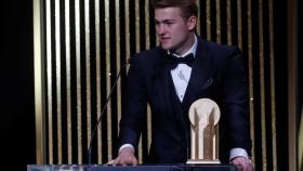 Matthijs de Ligt, con el premio Kopa 2019